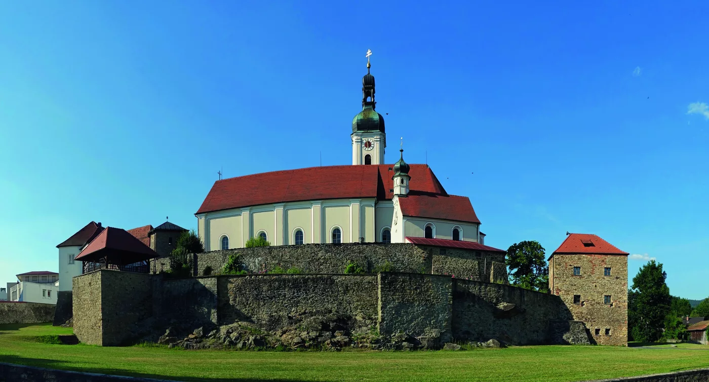Stadtpfarrkirche von Bad Kötzting auf einer Mauerterrasse Stadtpfarrkirche von Bad Kötzting auf einer Mauerterrasse